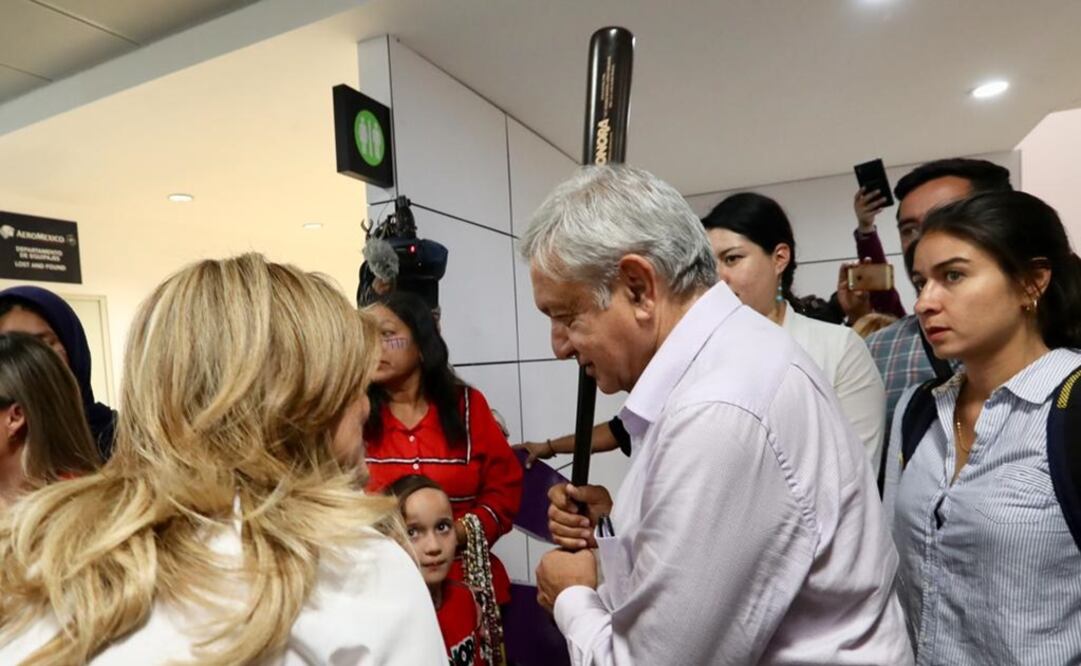 El presidente Andrés Manuel López Obrador llegó a Hermosillo en un vuelo comercial. Foto: Ariel Ojeda / EL UNIVERSAL