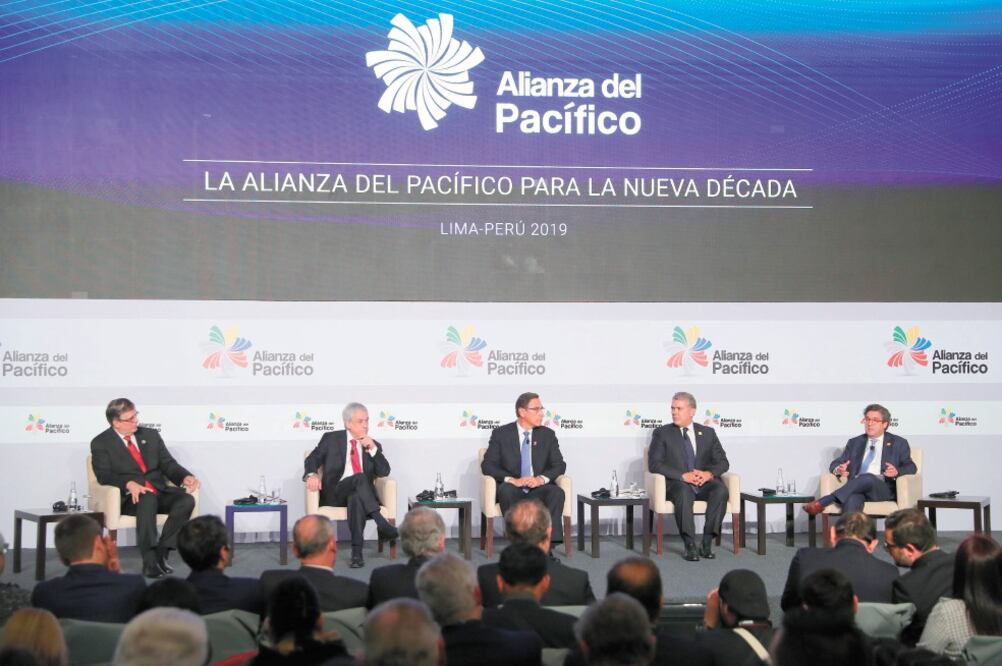 Los representantes de México, Chile, Perú y Colombia se reunieron ayer, durante la Cumbre Alianza del Pacífico. Foto/ERNESTO ARIAS. EFE