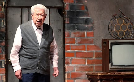 Ignacio López Tarso hace una pequeña pausa en la obra "Una vida en el teatro"