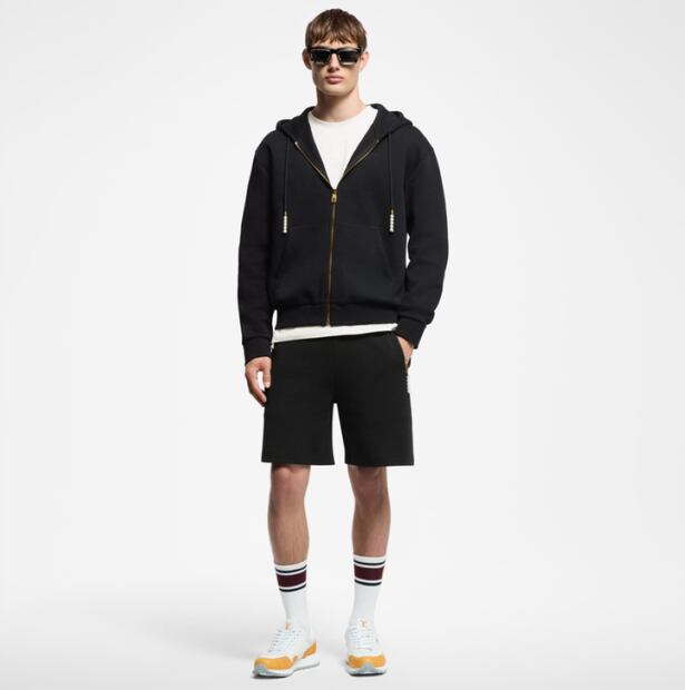 El look de Cristian Castro sorprendió con calcetas largas, un detalle juvenil que acompañó con estos tenis. Foto: louisvuitton.com