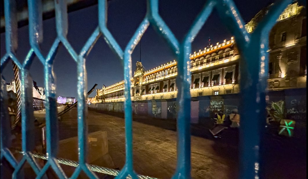 La instalación de vallas metálicas continúa frente a edificios del Zócalo de la Ciudad de México, previo a la marcha por el 25N, el 24 de noviembre de 2025; destacan las dobles vallas frente a Palacio Nacional y joyerías. Foto: Hugo Salvador/EL UNIVBERSAL