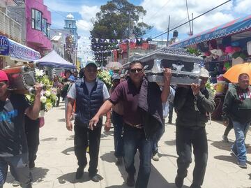 Con reclamos de justicia, despiden a 8 víctimas de volcadura de autobús en carretera de Oaxaca