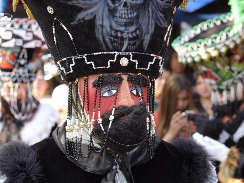Máscaras, trajes bordados y plumas forman parte del vestuario típico del brinco del chinelo. Foto: Secretaría de Turismo de Morelos