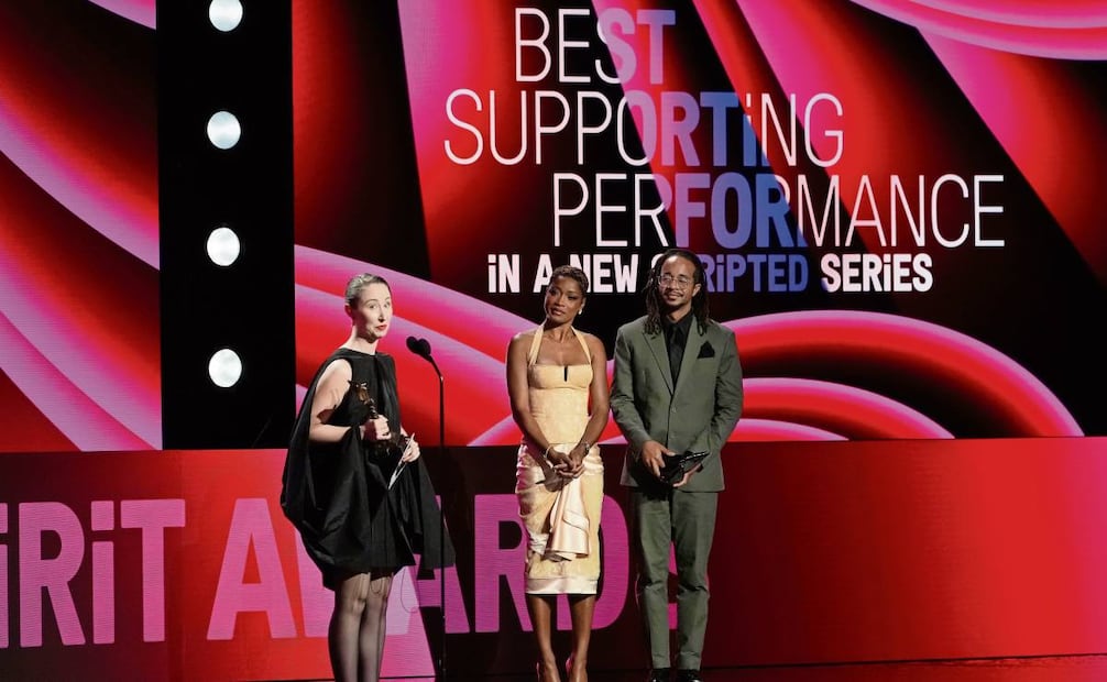 Erin Doherty con su premio por Mejor actuación de reparto en una serie por su trabajo en Adolescence Foto: AP y AFP