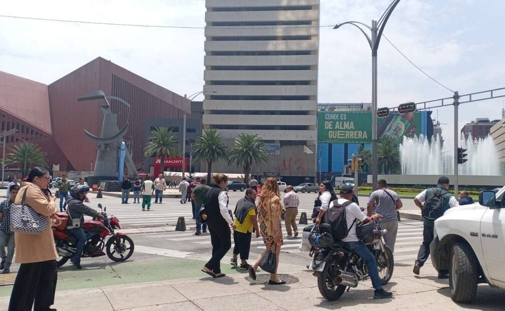 Los manifestantes exigieron la presencia de personal de la dependencia para agilizar trámites relacionados con su caja de ahorro y préstamos.
Foto: Especial.