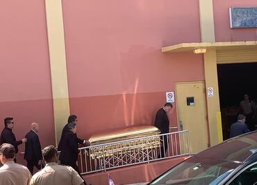 Admiradores despiden a José José en un velorio abierto en Miami