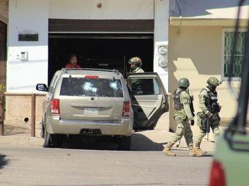 Abandonan camioneta con blindaje artesanal en Culiacán; aseguran armas y equipo táctico