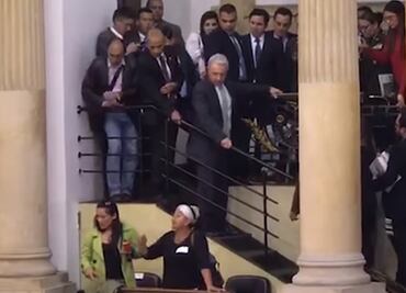 Lanzan bolsa con ratones contra Álvaro Uribe