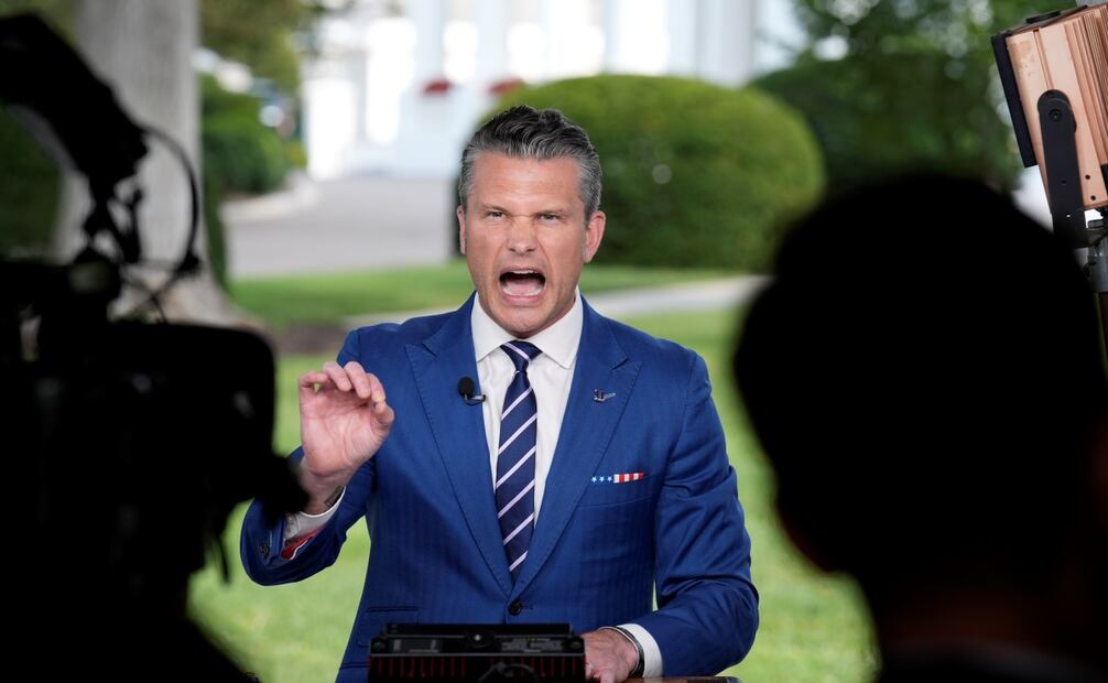 El secretario de Defensa, Pete Hegseth, habla durante una entrevista televisiva frente a la Casa Blanca en Washington DC, EE. UU., el 07 de agosto de 2025. Foto: EFE