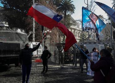 Tras interrupción por constituyentes, comienza redacción de nueva Constitución en Chile