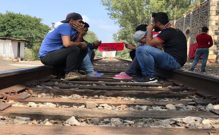 Bloquean normalistas vías del tren en Michoacán; exigen pago de becas