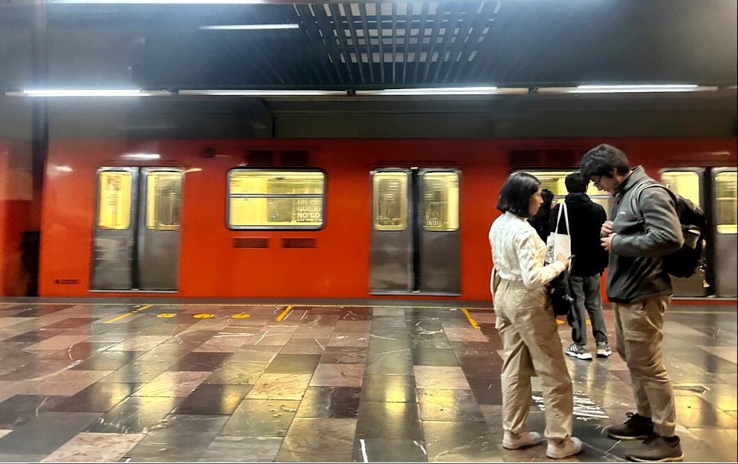 Un convoy de la Línea 7 del Metro abre sus puertas en dirección a las vías. Imagen ilustrativa. Foto: Iván Montaño/EL UNIVERSAL