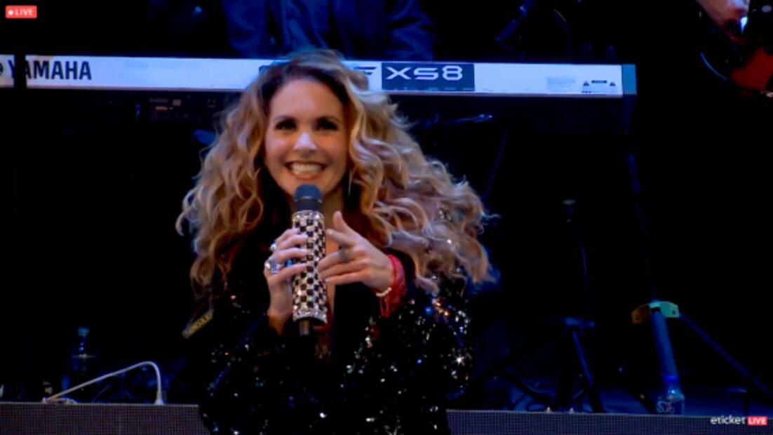 ¡Para enmarcar! Lucero canta con su hija en concierto online