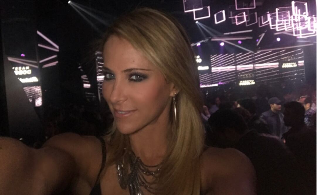 Inés Sainz presume figura con ajustado traje de baño