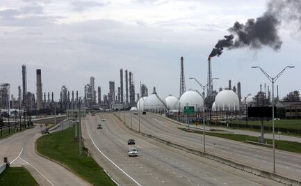 Tras compra de Pemex, Moody's baja calificación a refinería Deer Park; la deja en revisión para rebajarla