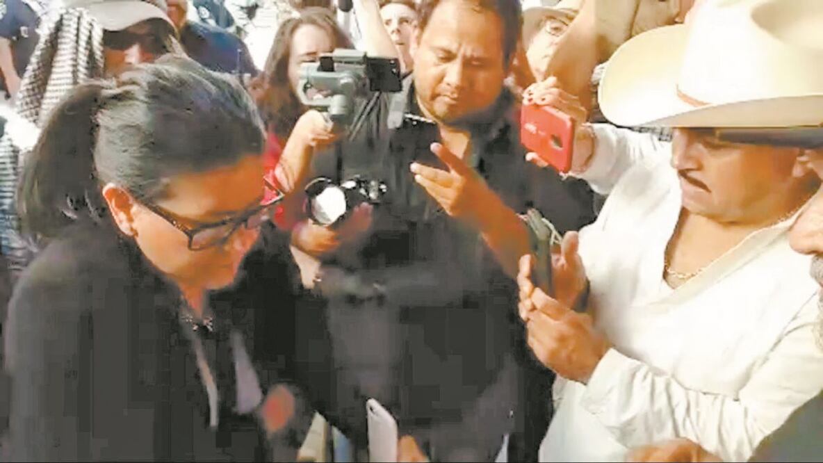 Acceso. Legisladores de Baja California lograron entrar a la sede del Congreso, tras el bloqueo de manifestantes. ESPECIAL