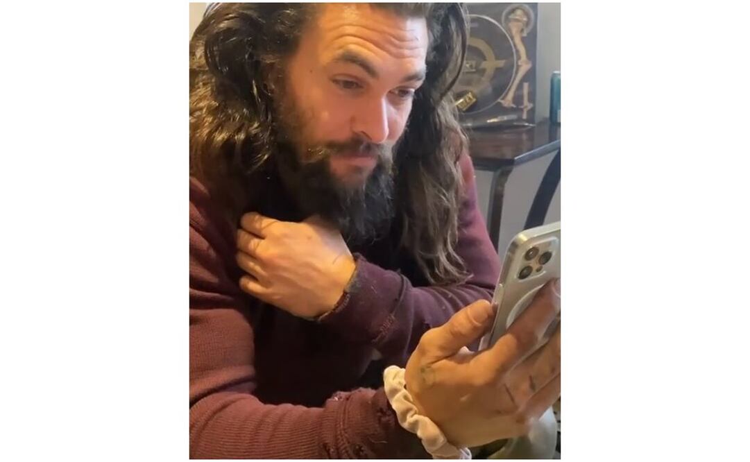 Jason Momoa, en plena charla con el niño Danny Sheehan. Foto: Captura
