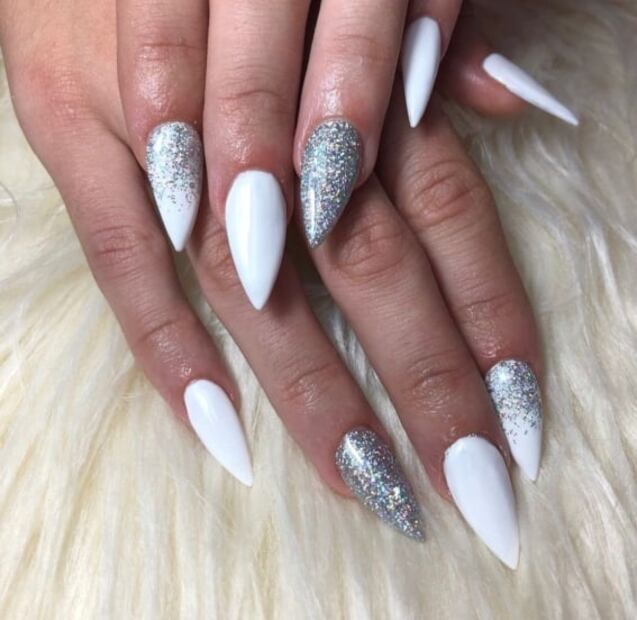 Diseños de uñas con glitter para brillar en la temporada de fiestas