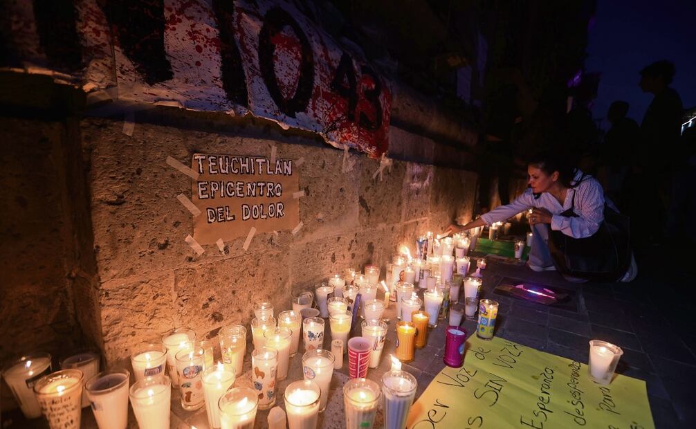 En Guadalajara, por la noche, con veladoras encendidas se recordó a las personas que murieron en el rancho Izaguirre y las miles que aún no son localizadas. Foto: Valente Rosas / EL UNIVERSAL