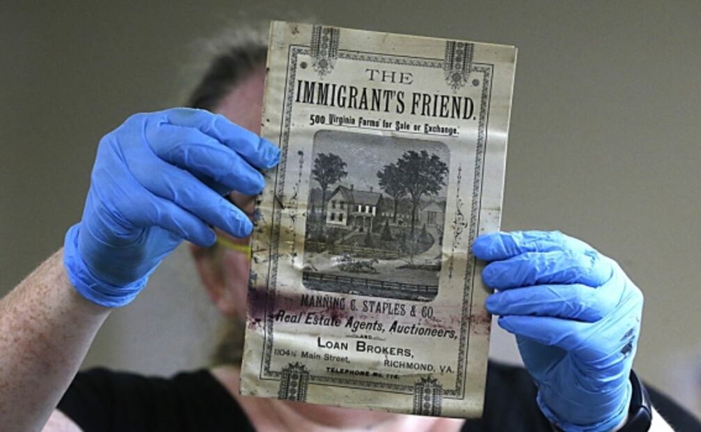 Hallan libros, municiones y dinero en cápsula del tiempo enterrada hace 130 años en EU