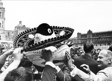 Los astronautas de Apolo 11 fueron recibidos con sombreros de charro y regalos de Tepito cuando visitaron México