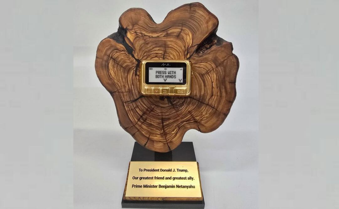 El primer ministro israelí, Benjamín Netanyahu, le regaló al presidente estadounidense, Donald Trump, un beeper dorado como los que Israel hizo estallar en Líbano a mediados de septiembre, hiriendo a miles de milicianos del grupo chiita Hezbolá, pero también a civiles, incluidos al menos dos menores que perdieron la vida. Foto: EFE