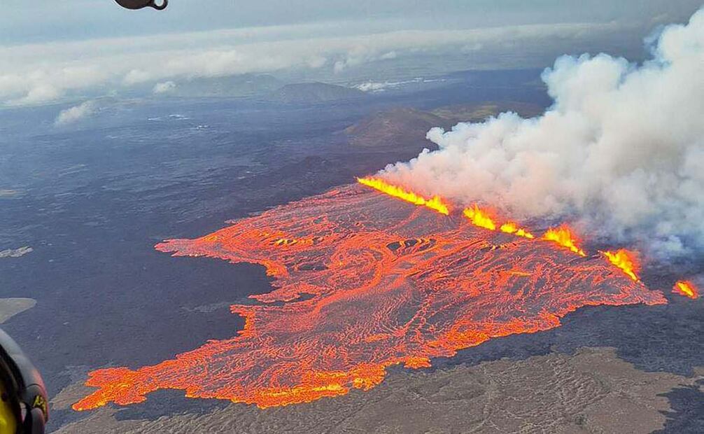 Imagen difundida el 16 de julio de 2025 por el Departamento de Defensa Pública del Comisionado de Policía Estatal de Islandia muestra lava y humo saliendo de un volcán cerca de Grindavik, en la península islandesa de Reykjanes. Un volcán entró en erupción el miércoles en la península de Reykjanes, al suroeste de Islandia, según informaron las autoridades meteorológicas, la novena erupción que azota la región desde finales de 2023. La emisora RUV informó que el cercano pueblo pesquero de Grindavik había sido evacuado, al igual que la Laguna Azul, el famoso destino turístico de Islandia. Foto: AFP