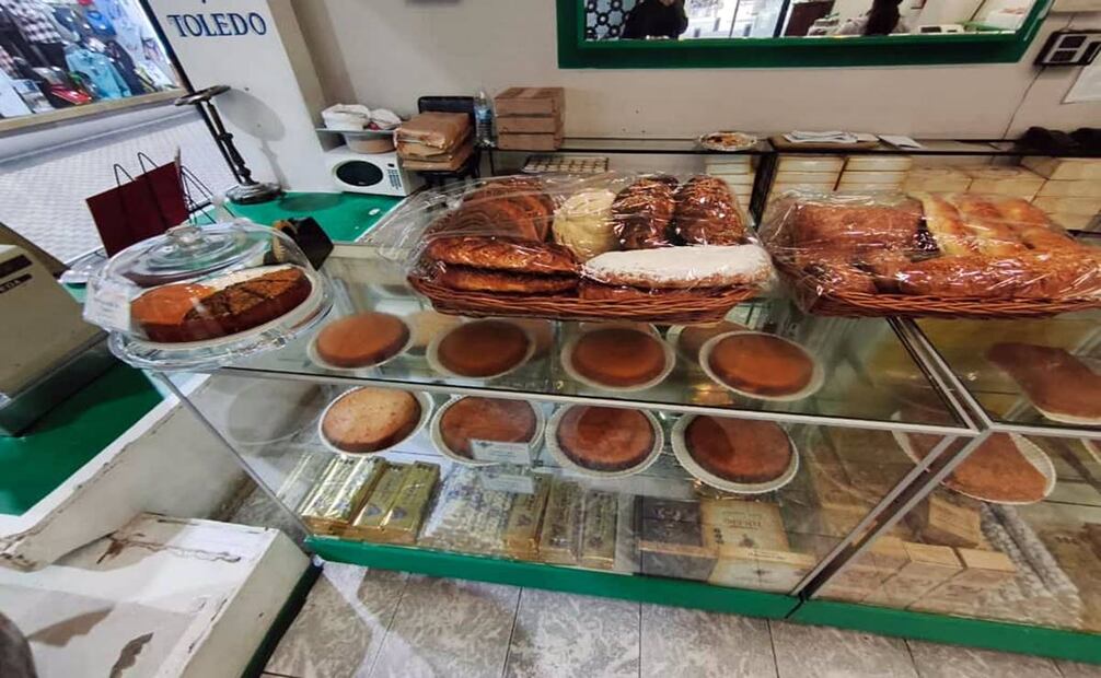 En Mazapanes Toledo el pan dulce (arriba) resulta tan rendidor como los pasteles y bizcochos de almendra (abajo). Foto: Raúl J. Fontecilla.