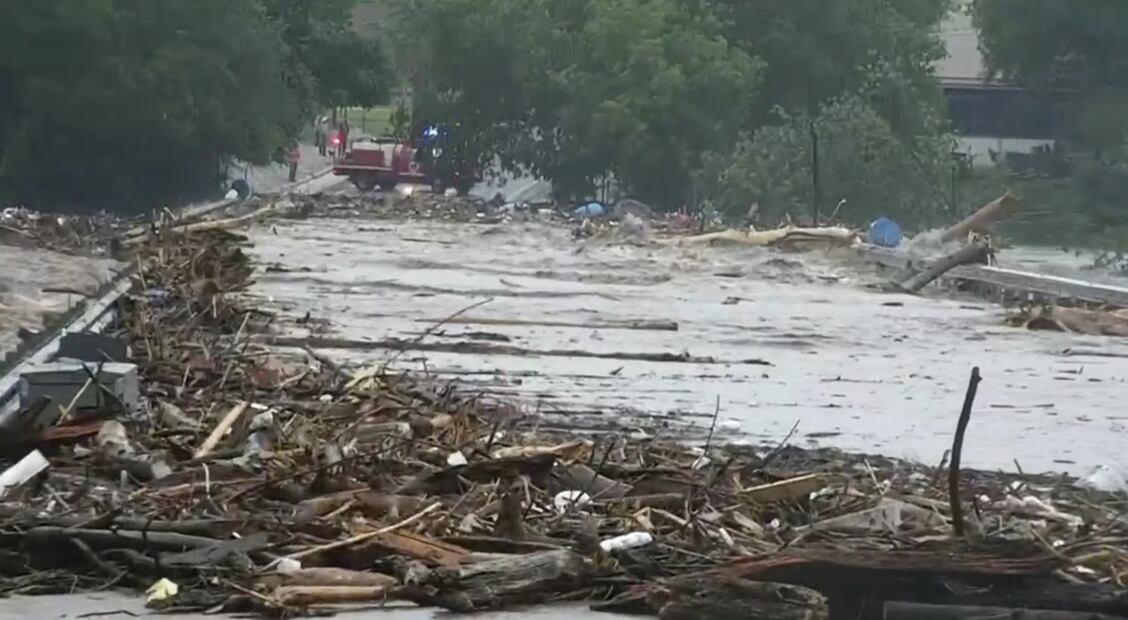 El agua sube debido a las graves inundaciones a lo largo del río Guadalupe, en el condado de Kerr, Texas. Foto: AP