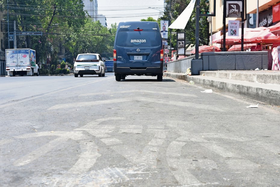 Aunque el carril es confinado, automovilistas lo usan
para estacionarse o evadir el tráfico, denuncian. Foto: de Eduardo Castañeda