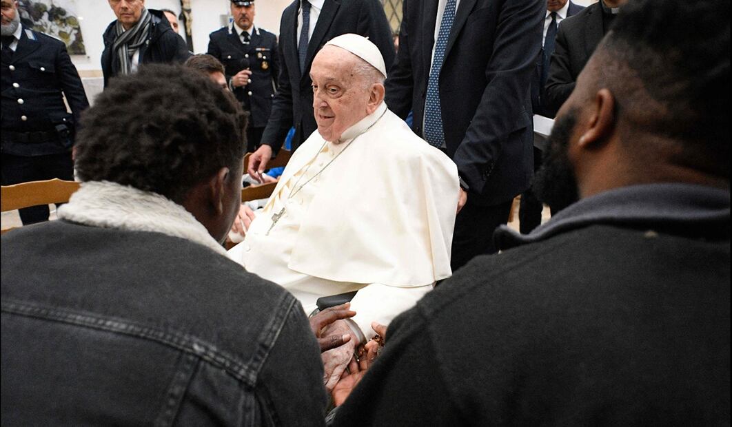 El papa Francisco acudió a la cárcel romana Regina Coeli, pese a su convalecencia por sus problemas de salud, para celebrar con algunos presos este Jueves Santo. Foto: AFP