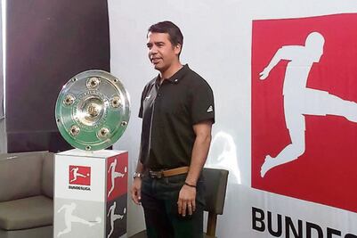 Pavel pide no satanizar las decisiones de Chicharito