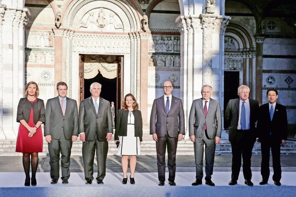La responsable de la política exterior de la Unión Europea, Federica Mogherini (izq.); el secretario de Estado de EU, Rex Tillerson (tercero de izq. a der.), y ministros de Asuntos Exteriores de varios países. (MAX ROSSI. REUTERS)