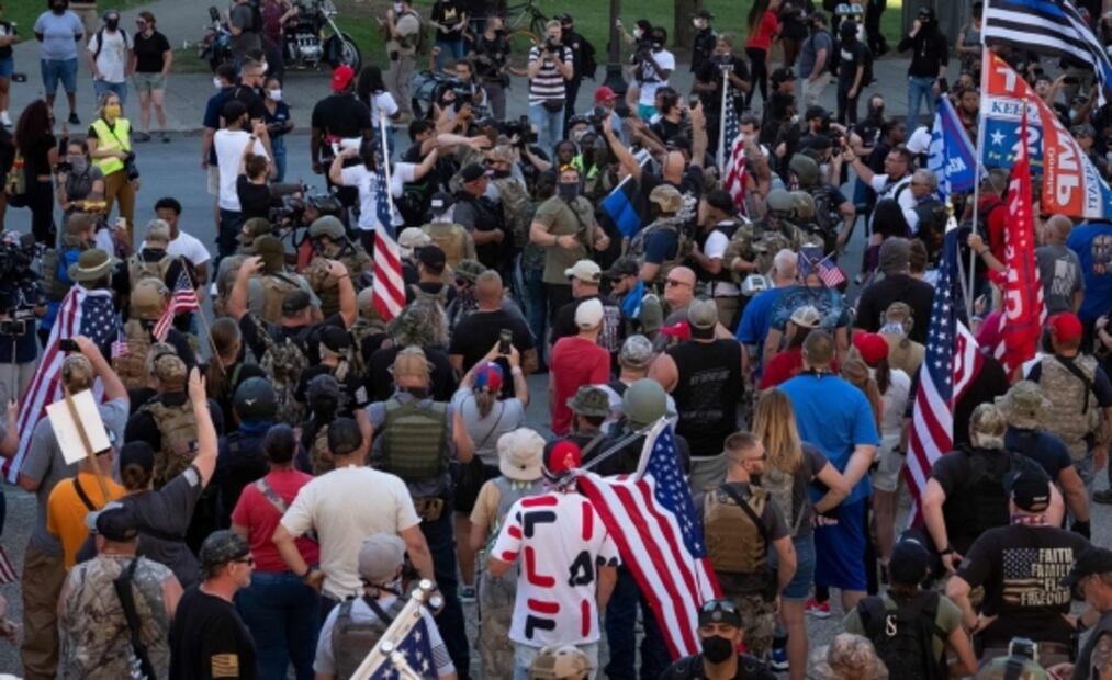 Se enfrentan manifestantes por justicia racial y miembros de milicias blancas en Kentucky