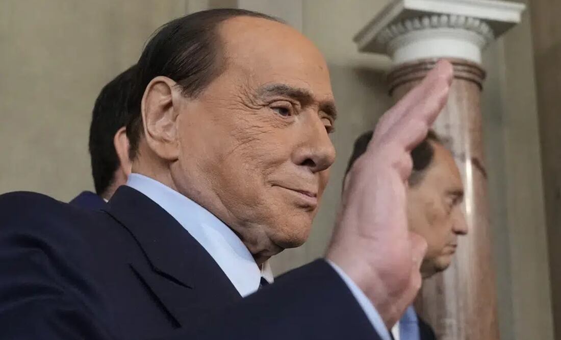 El exprimer ministro italiano, presidente del partido Forza Italia Silvio Berlusconi saluda a la prensa. Foto: AP