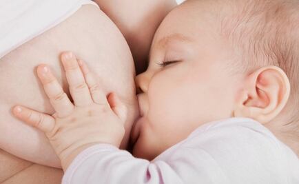 Mujer transgénero logra amamantar a su hijo; es el primer caso documentado 