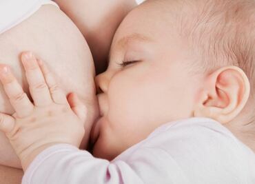 Mujer transgénero logra amamantar a su hijo; es el primer caso documentado