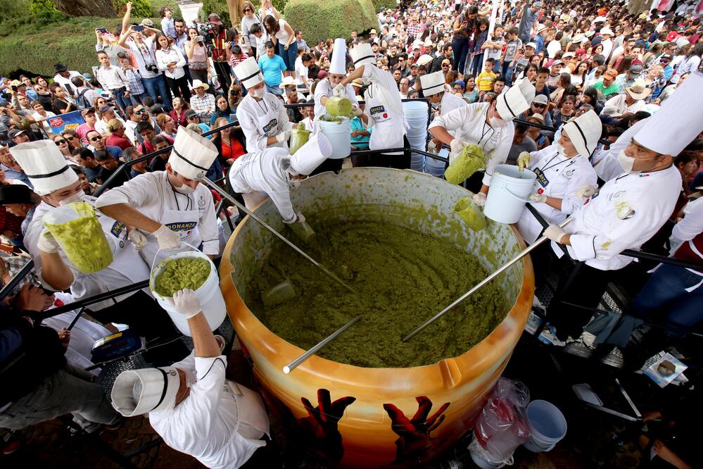 En Jalisco preparan el guacamole más grande del mundo y rompen récord Guinness (foto: EFE)