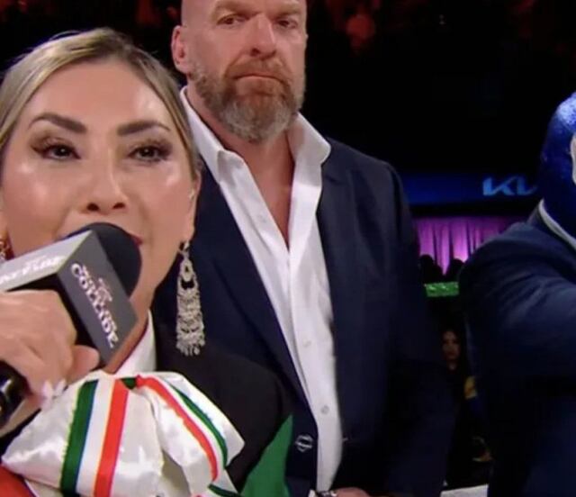 Ella es Deyra Barrera; cantante se equivoca en letra del Himno Nacional Mexicano en World's Collide