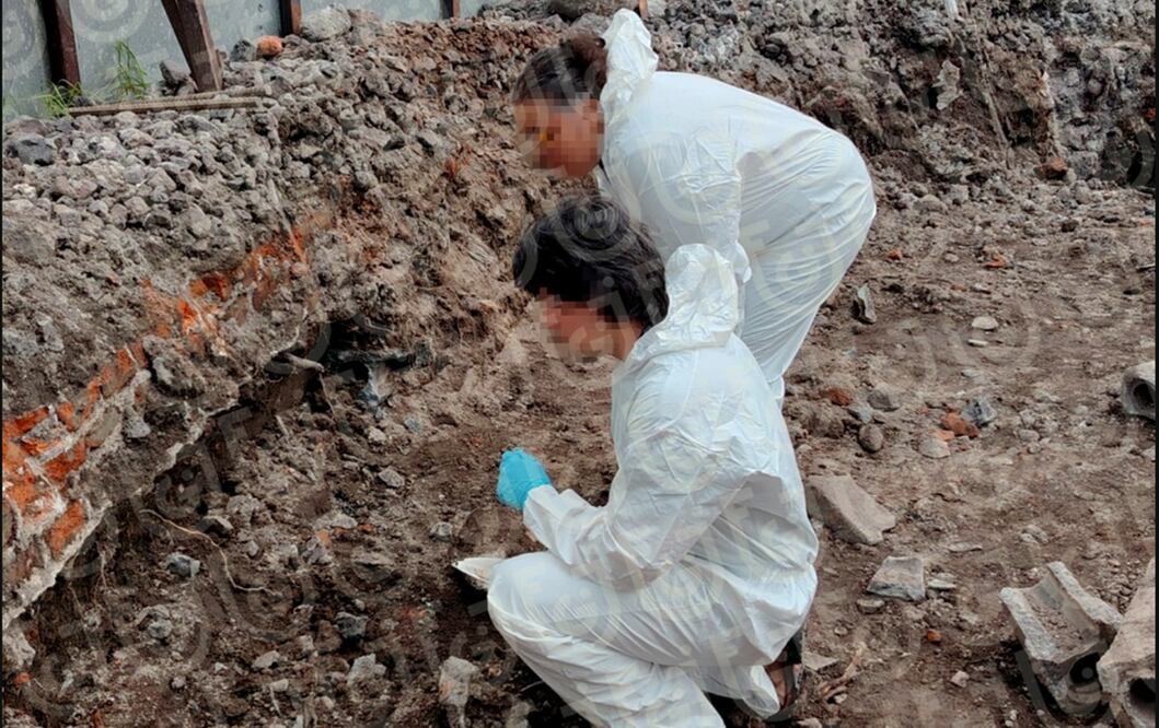 Peritos de la FGJ acuden a investigar sobre el hallazgo de restos óseos en un predio de Paseo de la Reforma en la alcaldía Cuauhtémoc, Ciudad de México, el 10 de julio de 2025. Foto: especial