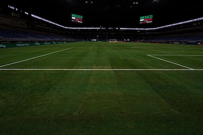 Con una pintadita en el Alamodome, se “arregla” el mal estado de la cancha