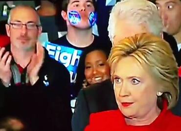 "Joven sticker” roba cámara a Hillary