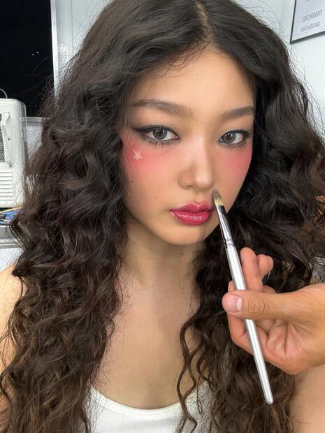 Rubor tipo sun kissed desde las ojeras hasta las mejillas para un look más tierno. Foto: Instagram @yoonchae