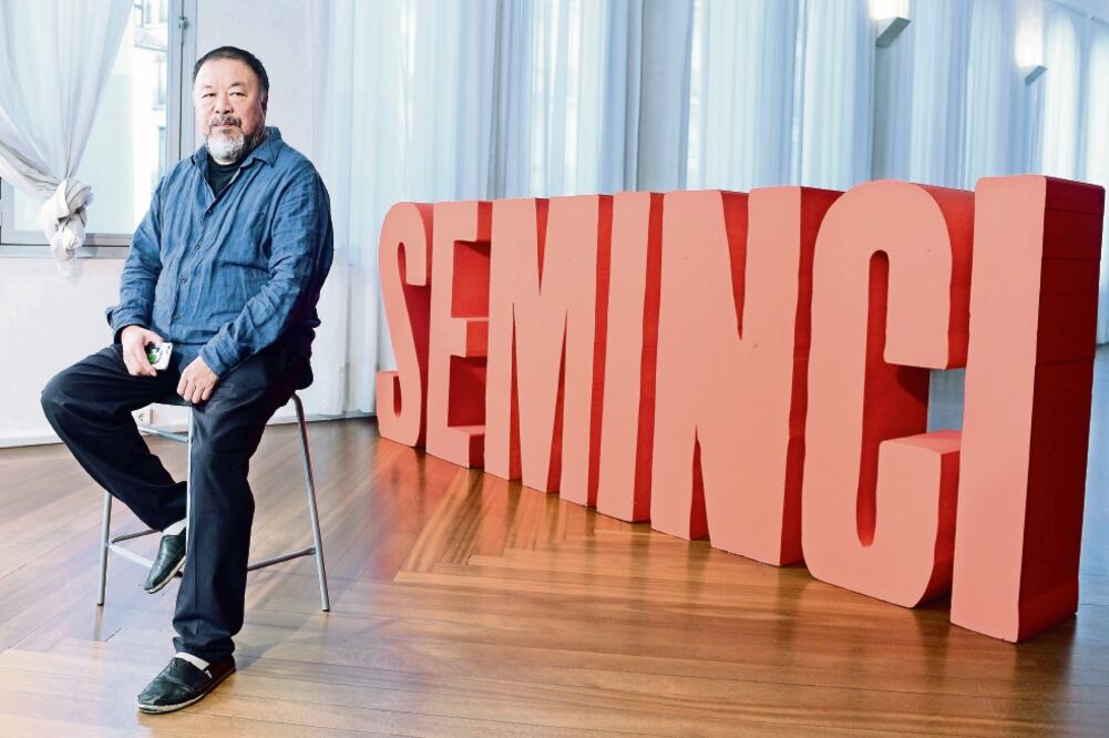 El activista chino Ai Weiwei presentó su documental Human flow, que compite dentro de la Sección Oficial de la 62 Semana Internacional de Cine de Valladolid. (NACHO GALLEGO. EFE)