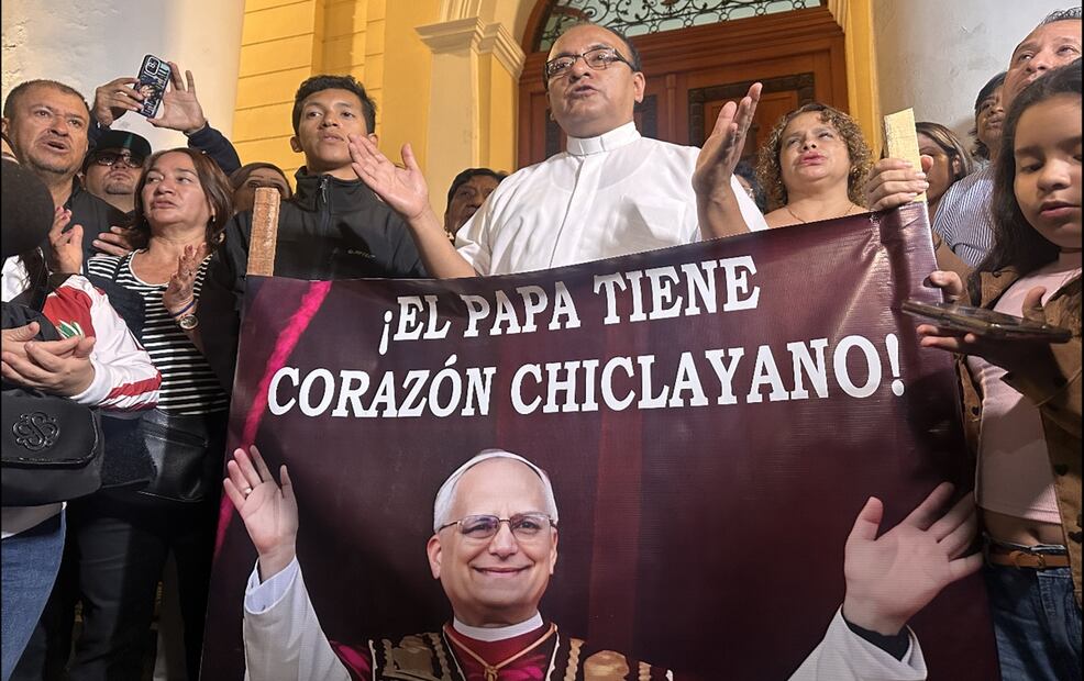 Un sacerdote habla con periodistas en la catedral de Chiclayo, Perú, el jueves 8 de mayo, tras la elección de Robert Francis Prevost, quien fue obispo durante casi una década en esta ciudad peruana, como nuevo Papa. Foto: EFE