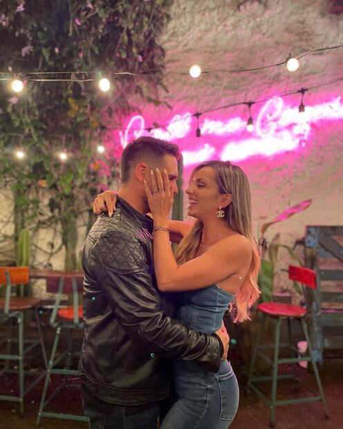 Sebastián Caicedo y su novia. Fuente: Instagram @july10z
