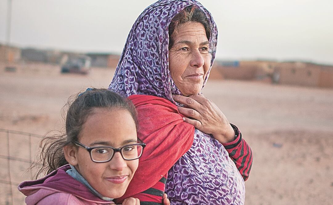 Hasina Hassan y su hija Fatimechu, en el campamento de refugiados saharaui. Foto: CORTESÍA DIEGO SIMÓN SÁNCHEZ