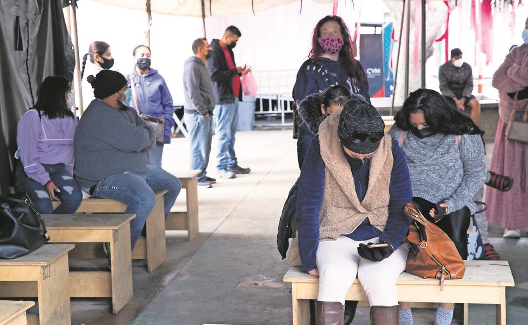 En el Hospital General de Tijuana, unas 50 personas aguardan para comunicarse con sus familiares contagiados. Foto: AIMEE MELO. EL UNIVERSAL