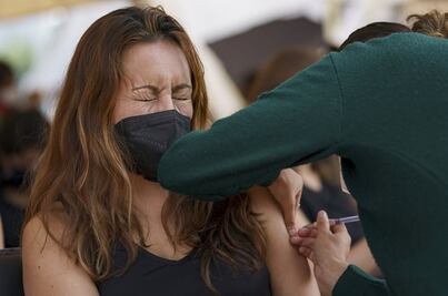 Vacunas Pfizer y AstraZeneca neutralizaron variante Delta en el 95% de participantes de un estudio 