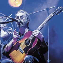 Molotov toca, baila y brinda entre amigos 